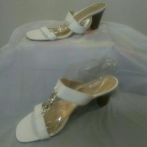 Anne Klein iflex Mules 11M White w/ silver design